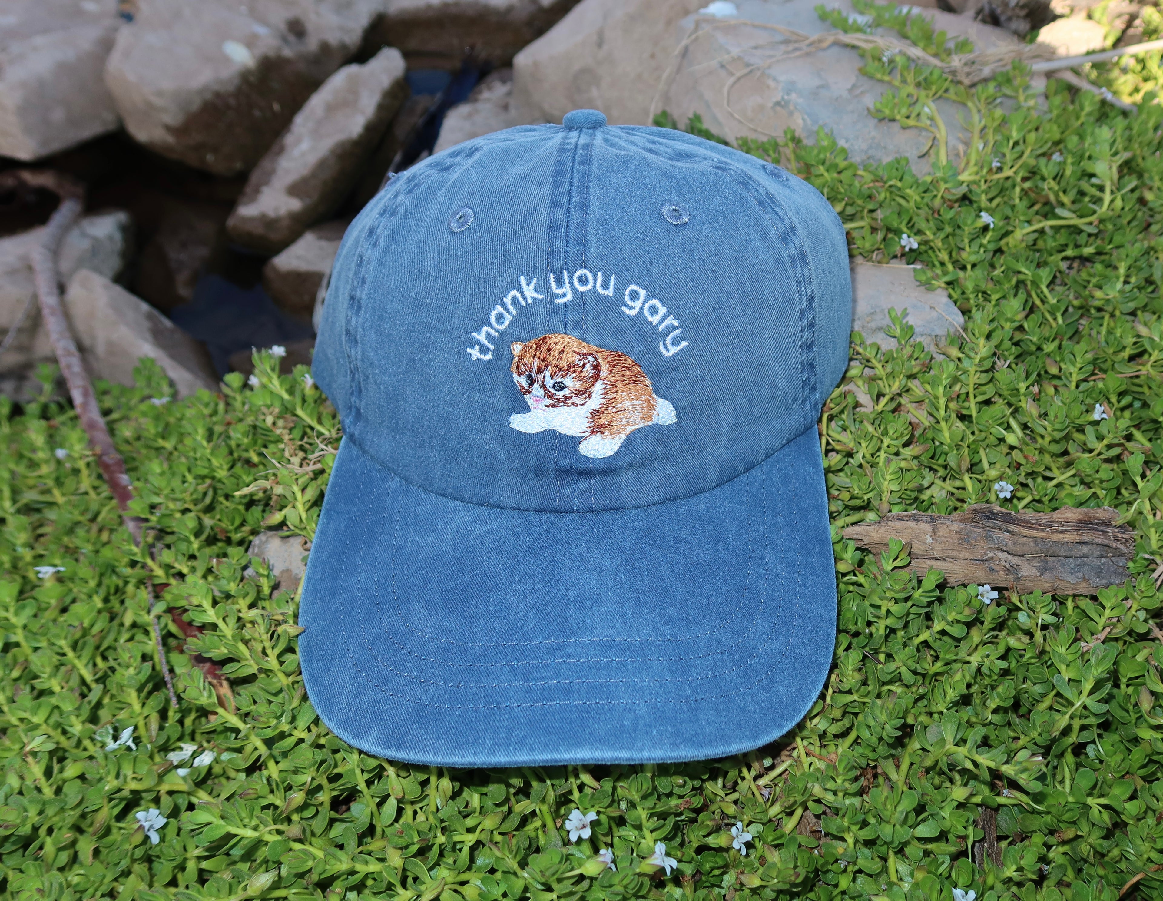 embroidered hat - navy