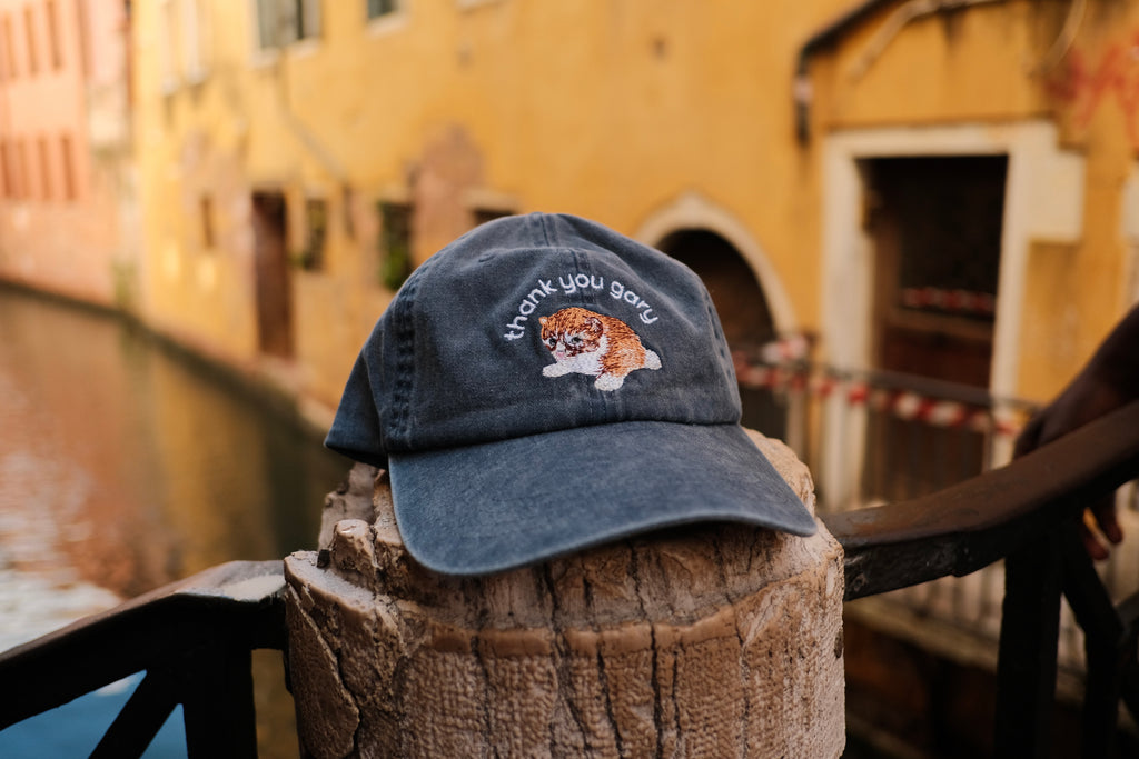 embroidered hat - navy