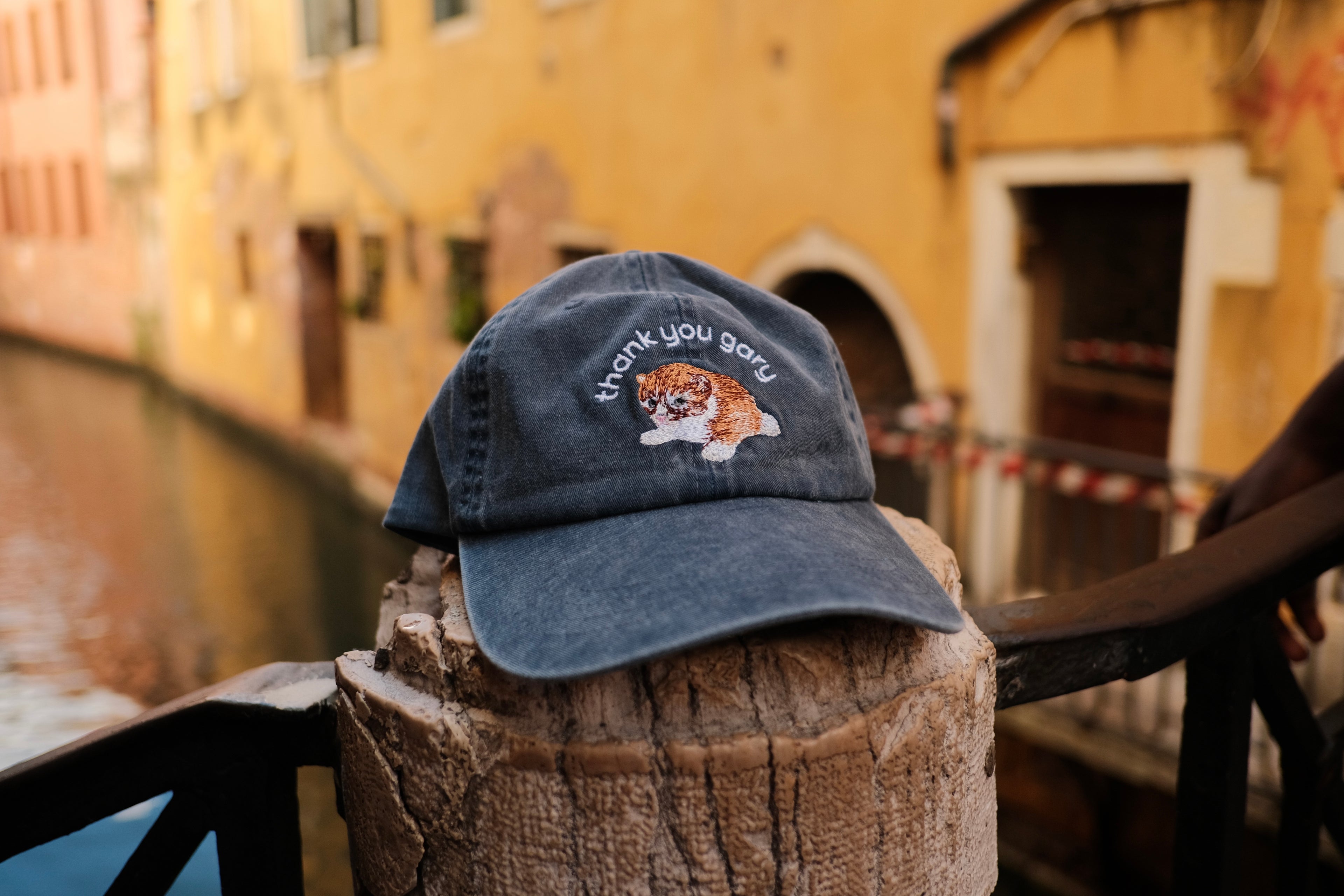 embroidered hat - navy
