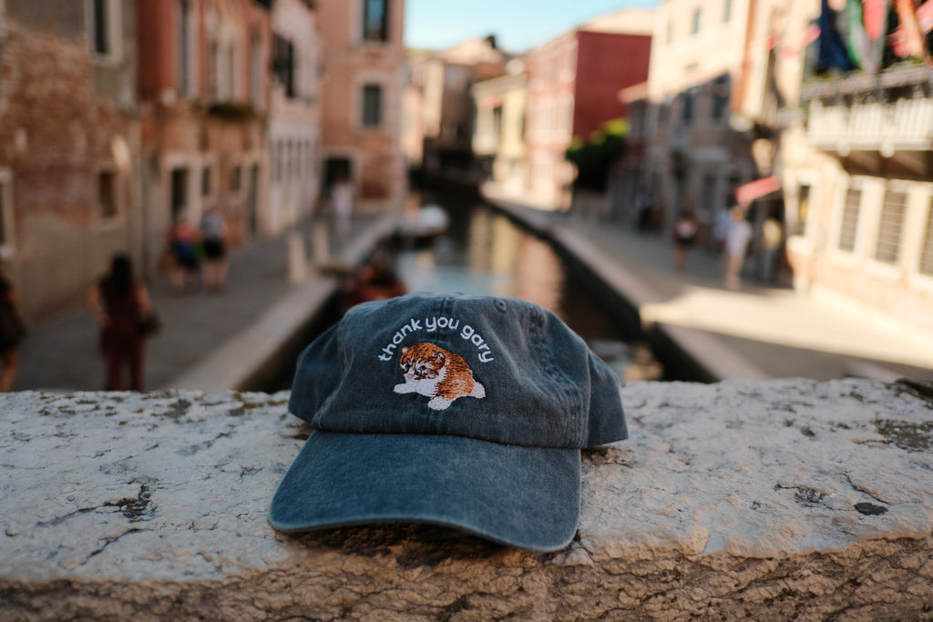 embroidered hat - navy